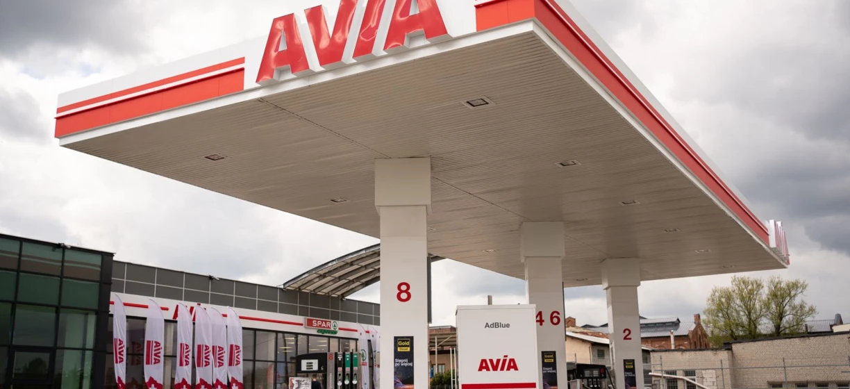Stacja benzynowa z marką AVIA oferuje różnorodne opcje paliw, w tym AdBlue i LPG. Na miejscu znajdują się sklep convenience SPAR i Gold.