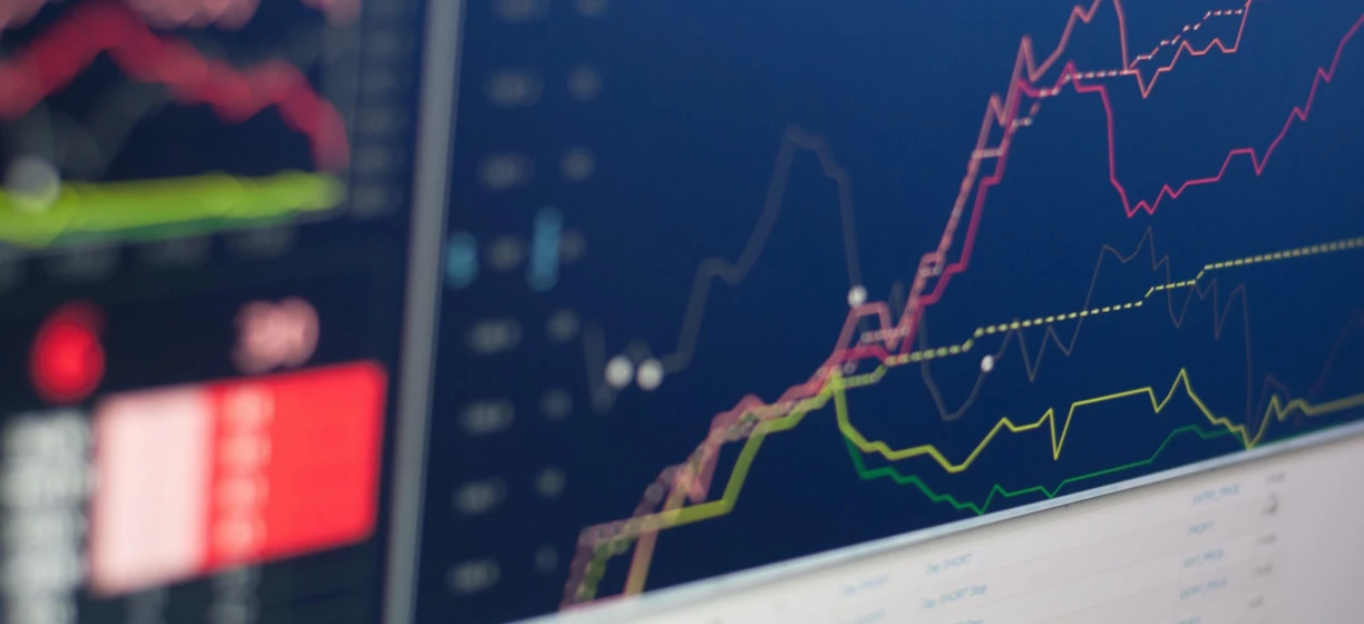 Ilustracja monitora komputerowego wyświetlającego diagram multimedialny. Pokazane są technologia i urządzenia elektroniczne. Tytuł po polsku: "Twardy limit"