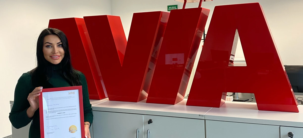 Logo dla firmy lub organizacji wyświetlane jako reklama. Tekst w języku polskim brzmi "WYJŚCIE" oznaczający "EXIT" po angielsku.