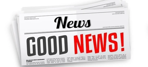 Gazeta z nagłówkiem "DOBRE WIADOMOŚCI!" w pogrubionych literach. Profesjonalna i przyciągająca uwagę reklama w publikacji.