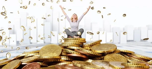 Sterta banknotów dolarowych reprezentująca bogactwo i szczęście. Oszczędzanie pieniędzy i właściwe zarządzanie nimi są kluczem do sukcesu finansowego.