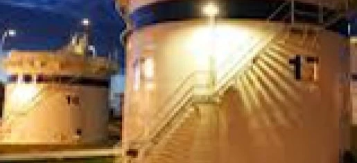 Zbliżone zdjęcie cylindra z złożonymi wzorami inżynieryjnymi, reprezentujące architekturę okrętową. Symbol 片 powtórzony na tle.