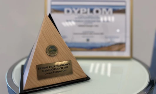 Emblemat nagrody dla Średniego Przedsiębiorcy Górskiego KMZG 2021, przedstawiony przez Unimot Energia i Gaz.