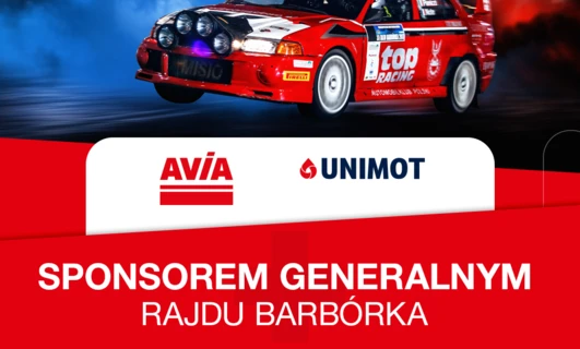Reklama na 61. Rajd Barbórka 2023 z samochodami ustawionymi do wyścigu. Wydarzenie sponsorowane przez MISIO, IRELLI i AVİA. Entuzjaści wyścigów samochodowych i fani motorsportu będą mogli cieszyć się tym wydarzeniem Mistrzostw Świata w Rajdach.