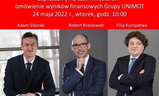 Trzech biznesmenów w formalnych ubraniach omawia wyniki finansowe na wideokonferencji. Dołącz do czatu inwestorów, aby dowiedzieć się więcej o efektywności Grupy UNIMOT. 24 maja 2022, godzina 10:00.
