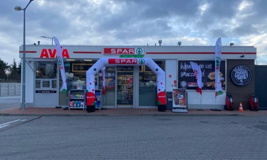 Zatankuj w stacji paliw SPAR express, która oferuje różne rodzaje benzyny. Odwiedź naszą dogodną lokalizację, aby zadbać o samochód i delektować się szybkim przegryzieniem w naszej kawiarni. #SPAR #paliwo #opiekansamochodowa
