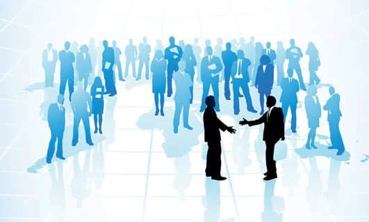 Różnorodna grupa ludzi współpracujących przy projekcie naukowym. Obraz przekazuje koncepcję zarządzania i pracy zespołowej w ruchliwym i produktywnym środowisku.