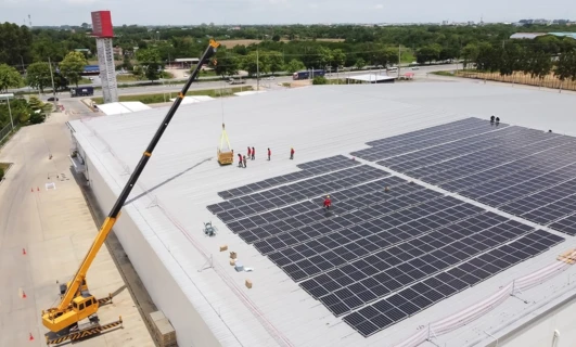 Konstrukcja ramy stalowej z panelami fotowoltaicznymi, przedstawiająca budowę systemu zasilania słonecznego. Wykorzystanie energii ze słońca do generowania zrównoważonej energii.