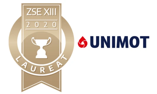 Logo dla ZSE XIII Award 2020 przyznany biznesmenowi w spodniach garniturowych. Doceniony za doskonałość w reklamie przez Uniwersytet Nove de Julho.