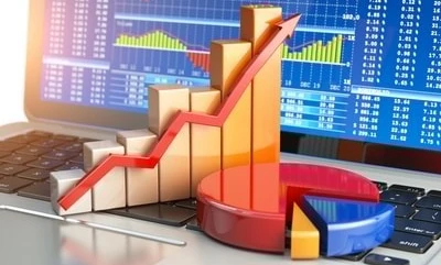 Handlowiec analizujący plan handlu technologią na programie komputerowym wyświetlanym na monitorze. Fachowo zaprojektowany diagram dla efektywnych strategii handlowych.