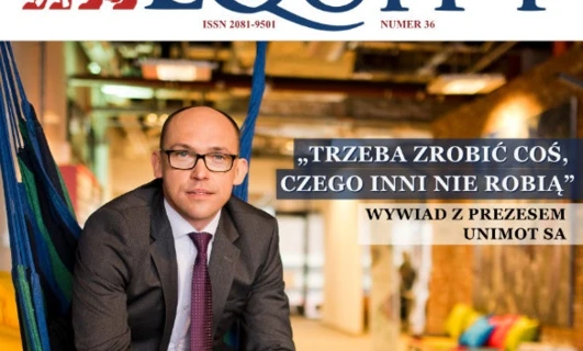 Osoba prowadząca interesy w krawacie przed plakatem reklamującym publikację magazynu. Grafika z napisem "Musisz robić coś, czego inni nie robią". Wywiad z prezesem UNIMOT SA zamieszczony w magazynie Equity.