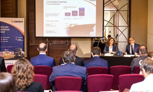 Polska Firma Paliwowa i Energetyczna UNIMOT prezentuje swoje produkty na wydarzeniu. Zapoznaj się z ich ofertą paliw, olejów i biopaliw. Branding i interaktywne prezentacje zachęcają do aktywności uczestników.