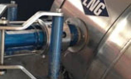 Maszyna stalowa z cylindrami i rurami wykonanymi z aluminium i tytanu, używana do przetwarzania LNG.
