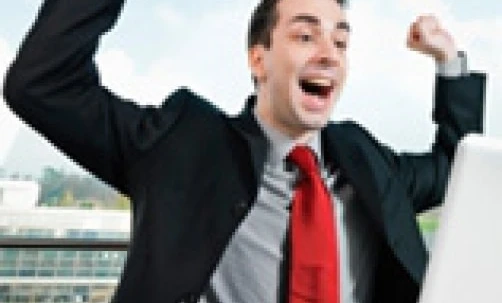 Pracownik biurowy korzystający z komputera osobistego. Technologia i sprzęt komputerowy są niezbędnymi narzędziami dla pracowników umysłowych w biurze.