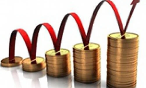 Zbliżenie różnych walut i monet rozrzuconych na stole, reprezentujących obsługę pieniędzy i finansów. Różne waluty z różnych krajów, w tym banknoty i monety.