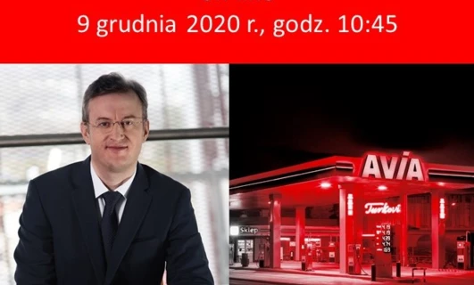 "Elektroniczne tablice wyświetlają reklamę na wydarzenie online Tygodnia Rynku Kapitałowego w sklepie AVIA Turkovi. Dołącz do nas 9 grudnia 2020 o godzinie 10:45!"