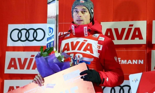 Pasjonaci sportów zimowych rywalizują w Pucharze Świata w Skokach Narciarskich, prezentując swoje umiejętności na śnieżnych stokach. #Sport #SportyZimowe #DBWT