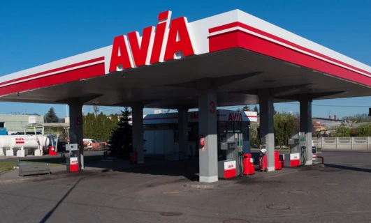 Samochód tankuje na stacji benzynowej AVIA z gazem AVIAGaz LPG, z widokiem na lusterko boczne i lusterko wsteczne. Słowa kluczowe: Paliwo, drzwi samochodu, SD Eibar.