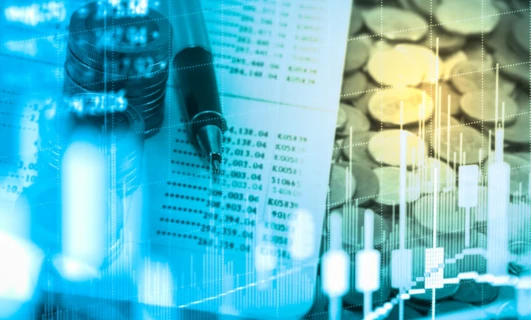 Przestrzeń biurowa z różnymi urządzeniami elektronicznymi i graficznymi planami rozłożonymi na biurku. Zdjęcie technologii i inżynierii telekomunikacji w akcji.