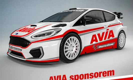 Logo AVIA i PROTO CARS na masce samochodu wyścigowego, sponsorowane przez DYTKO SPORT na wydarzeniu motorsportowym AVÍA. Samochód wyścigowy Ford w podstawowym stylu hatchback z naklejką motoryzacyjną. Ograniczenie: loga AVIA i PROTO CARS na masce samochodu wyścigowego z sponsorowaniem DYTKO SPORT, Ford performance w stylu podstawowego hatchbacka z naklejką motoryzacyjną.