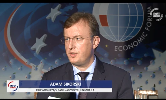 Mężczyzna w eleganckim ubraniu ze szkłami i mikrofonem na czole, przemawiający jako rzecznik podczas Forum Ekonomicznego. Adam Sikorski, Przewodniczący Rady Nadzorczej UNIMOT S.A.