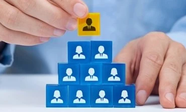 Symboliczne przedstawienie skutecznego zarządzania. Abstrakcyjny obraz przedstawiający siłę i kontrolę.