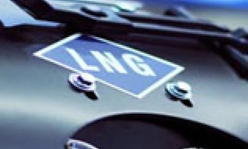 Klasyczny samochód z logiem na masce jest mierzony za pomocą miernika. To zestaw sportowego samochodu w trakcie realizacji.