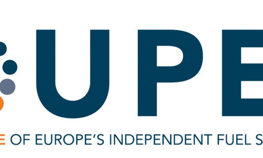 Nowy design, który zawiera typografię i logo dla UPEI, głosu niezależnych dostawców paliwa w Europie. Odważna grafika i elementy multimedialne sprawiają, że ta reklama się wyróżnia.