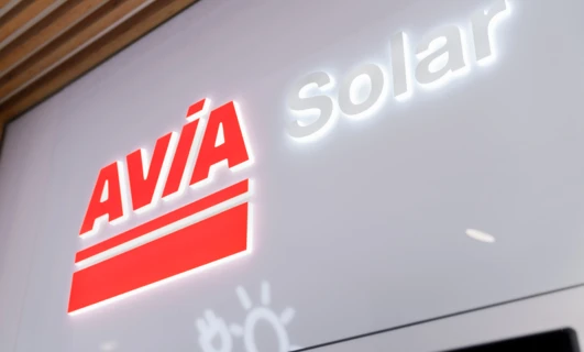 Zewnętrzny widok siedziby SD Eibar z reklamą AVIA Solar. AVIA Solar jest wyraźnie widoczna na budynku.