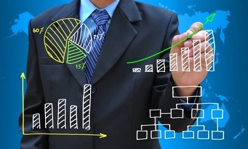 Pracownik umysłowy w stroju formalnym z krawatem, planujący strategie biznesowe i analizujący projekty graficzne na stanowisko menedżerskie.