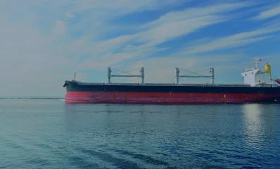 Duży statek towarowy pływający przez wodę z przewożonym ładunkiem ciekłym.