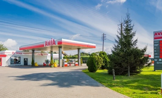 Zewnętrzna część stacji paliw AVIA z opcją diesla i LPG. Sklep dostępny dla wygody. Zatankuj w Tanku24 łatwo.