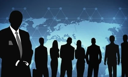 Grupa specjalistów branży biznesowej współpracujących podczas spotkania w firmie. Pracownicy umysłowi angażujący się w dyskusje dotyczące zarządzania.