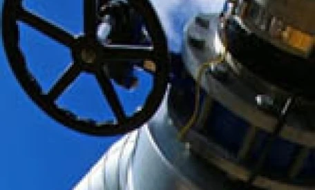 Zbliżenie zdjęcia metalowej rury obrabianej narzędziem cylindrycznym. Proces inżynieryjny polega na kształtowaniu stali, aluminium i tytanu w celu stworzenia precyzyjnych części dla teleskopu.