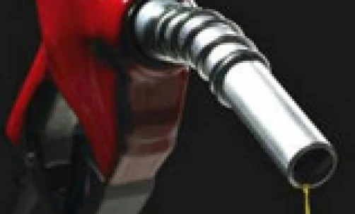 Fotografia martwej natury przedstawiająca czerwoną dystrybutor paliwa z dyszą i kranem. Sprzęt gospodarstwa domowego z benzyną dla najlepszych praktyk SEO.