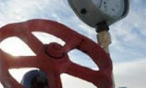 Zbliżone zdjęcie przyrządu pomiarowego z miarką, wykonane z materiałów stalowych i aluminiowych.