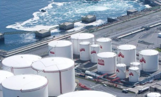 Szkicownik na potrzeby logistyki w fabryce przemysłowej z marką AVIA. Ten obraz prezentuje infrastrukturę elektrowni oraz przemysłowe rury.