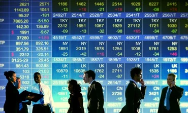 Obraz biznesmena wygłaszającego prezentację za pomocą elektronicznej tablicy informacyjnej na konwencji. Publiczność jest zaangażowana w urządzenie multimedialne. Słowa kluczowe: technologia, reklama, biznesmen, multimedia, publiczność.