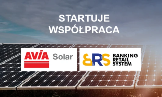 Tablica reklamowa promująca współpracę z AVÍA Solar, RS Banking, Retail System i SD Eibar. Startuje oznacza start po polsku.