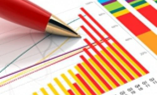 Czerwone artykuły biurowe, w tym przybory do pisania i artykuły biurowe, ułożone na biurku, idealne do organizowania swojej fabuły. #LLL #niezbędnikiwbiorze