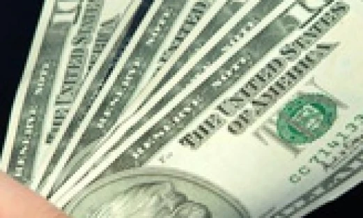 Zbliżenie na banknot dolara z misternymi wzorami. Obsługa pieniędzy, oszczędzanie i koncepcja waluty. Ograniczenie 125 znaków.