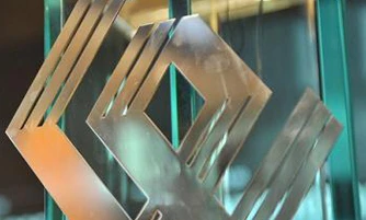 Nowoczesny projekt graficzny ze szkła i metalu o uderzającej symetrii. Wyposażony w eleganckie wykończenie z aluminium i śmiałą typografię.