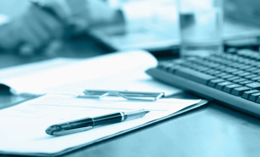 Assortment oficjalnych akcesoriów, w tym urządzeń elektronicznych, urządzeń wejścia i artykułów biurowych na biurku. Zachowaj porządek i funkcjonalność w miejscu pracy dzięki tym niezbędnym produktom.