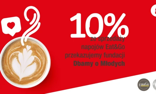 Projekt graficzny filiżanki kawy z tekstem po polsku, podkreślający że 10% zysków ze sprzedaży napojów w Eat&Go zostaje przekazane na rzecz fundacji wspierającej młodzież.
