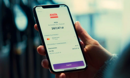 Telefon komórkowy wyświetlający szczegóły płatności na stacji benzynowej. Urządzenie komunikacyjne z technologią do transakcji. Godzina: 18:41, Kwota całkowita: 267,47 zł.