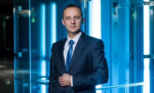 Przedstawiciel biznesu w eleganckim ubraniu, stojący w marynarce, płaszczu, koszuli i krawacie. Pracownik umysłowy w stylowym garniturze.