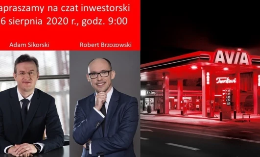 Elektroniczne tablice reklamowe na stacji paliw wyświetlające "Zapraszamy na czat inwestorski" z szczegółami spotkania 26 sierpnia 2020 o godzinie 9:00. Uczestnicy obejmują Adama Sikorskiego, Roberta Brzozowskiego oraz firmę AVIA.