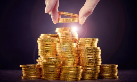 Zbliżenie na złote monety symbolizujące obchodzenie się z pieniędzmi i oszczędzanie. Symbolizujące bogactwo i skarb w walucie.