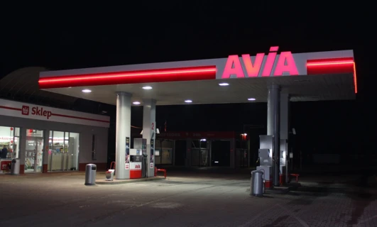 Stacja benzynowa z dystrybutorami paliwa AVIA czynnymi przez całą dobę, kasjerkami i sklepem. Zatankuj paliwo i zrób zakupy w drodze z AVIA.