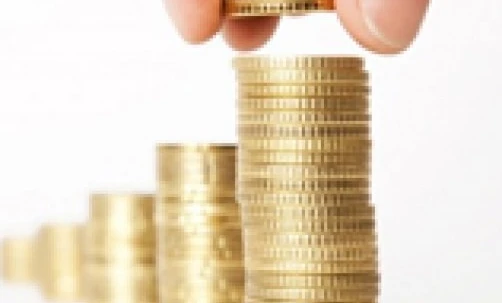 Zblizenie reki trzymajacej pieniadze, mieszanka monet i banknotow, z paznokciem pomalowanym w symbolu dobroczynnosci. Koncepcja obchodzenia sie z pieniedzmi, oszczedzania i gotowki.